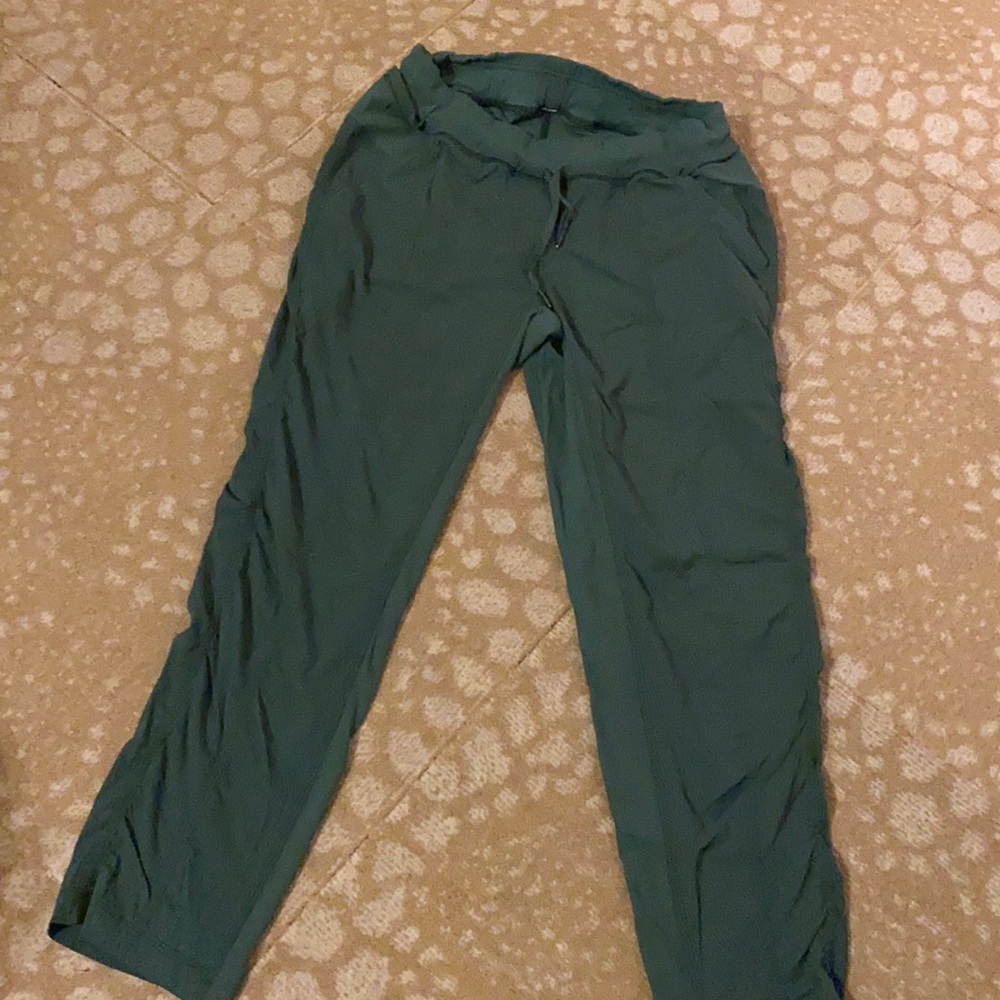 Lululemon dance pant Capri 3/4 size 8 green